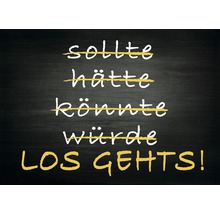 Auf einer Tafel stehen die Wörter ''sollte'', ''hätte'', ''könnte'', ''würde'' durchgestrichen und darunter steht ''LOS GEHTS!''