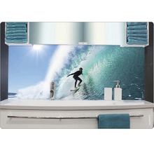 Küchenrückwand mit Surfermotiv in einer Badezimmerszene.