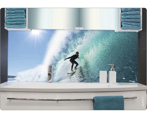 Badrückwand mySPOTTI aqua Surfing USA 140x45 cm Küchenrückwand mit Surfermotiv in einer Badezimmerszene.