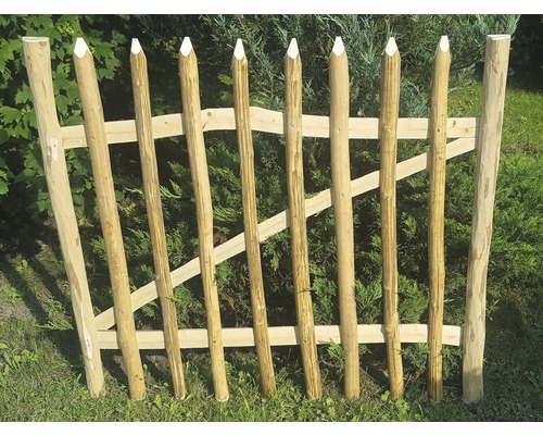 Holzzaun mit angespitzten Pfosten für den Garten