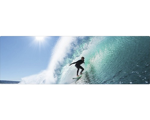 Surfer reitet auf einer Welle auf einem Surfbrett