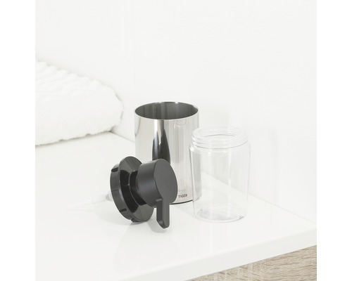 Zerlegter Seifenspender aus Edelstahl und Kunststoff