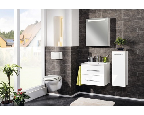 Helles Badezimmer mit Waschbeckenunterschrank, Spiegelschrank, Hänge-WC und Seitenschrank vor grauer Steinwand