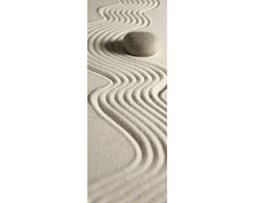 Zen-Garten mit Sandwellen und Stein