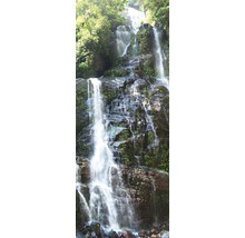 Eine Kaskade aus Wasserfällen fließt über Felsen.