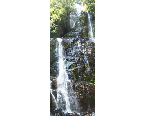 Eine Kaskade aus Wasserfällen fließt über Felsen.