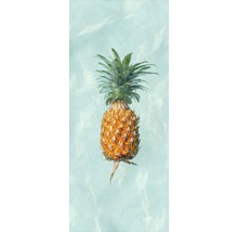 Ananasfrucht vor hellem Hintergrund