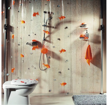 Badezimmer mit Toilette, Duschvorhang mit Fischmotiv, Dusche und Accessoires