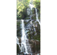 Landschaft mit einem Wasserfall über Felsen und Vegetation