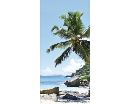 Tropische Strandszene mit Felsen, Palmen und blauem Himmel
