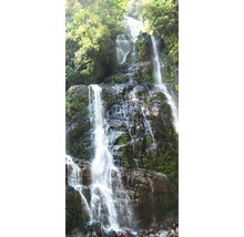 Wasserfall zwischen Felsen und Vegetation