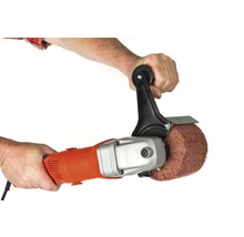 Eine rot-orangefarbene Bürstenmaschine mit Zusatzhandgriff in Benutzung