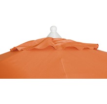 Detailansicht eines orangefarbenen Sonnenschirms mit Rüschen