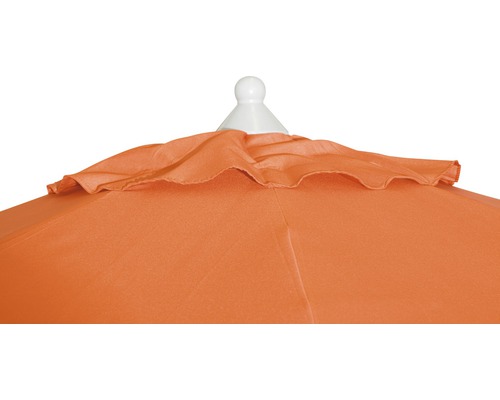 Detailansicht eines orangefarbenen Sonnenschirms mit Rüschen