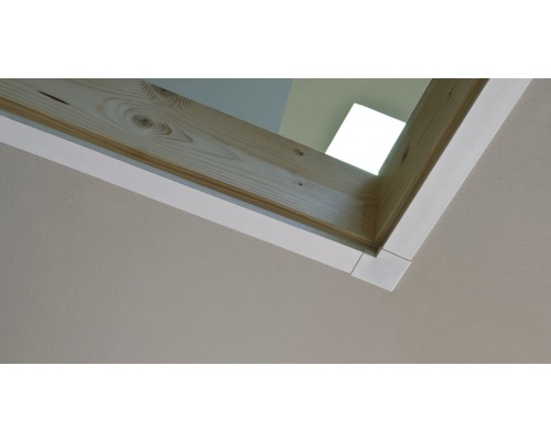 Detailansicht eines Holzfensters mit weißem Rahmen von innen