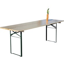 Biertisch mit Klappbeinen und einer Vase mit Pflanzen darauf
