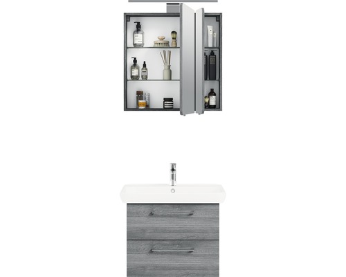 Badezimmer mit Spiegelschrank und Waschtischunterschrank