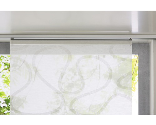 Dekoschals mit floralem Muster am Fenster