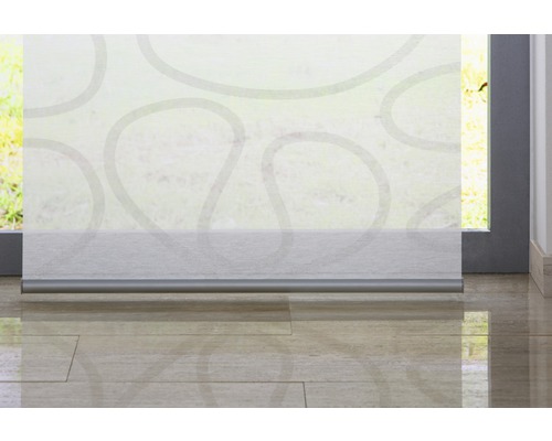 Dekoratives Rollo im geschlossenen Zustand vor einem Fenster