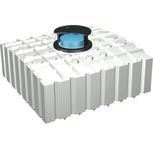 Regenwassertank zur Gartenbewässerung mit geöffnetem Deckel