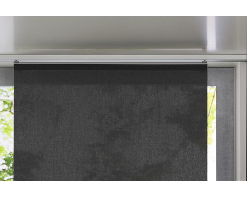 Schiebegardine mit Paneelwagen am Fenster