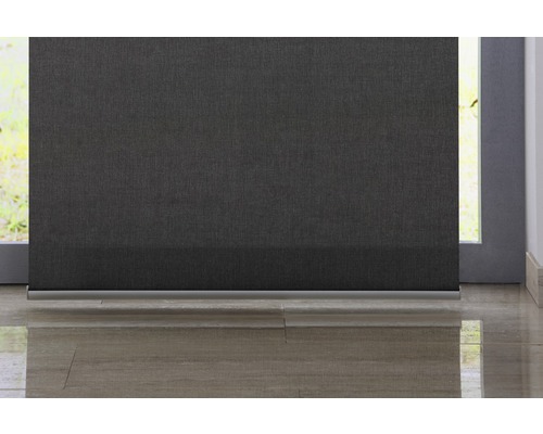 Blick auf ein Stoffrollo am Fenster