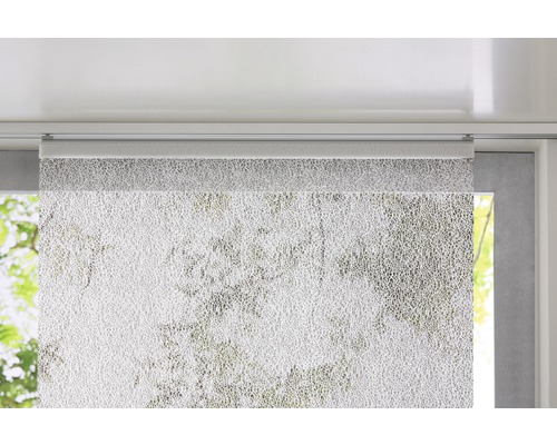 Schiebevorhang mit Muster vor einem Fenster