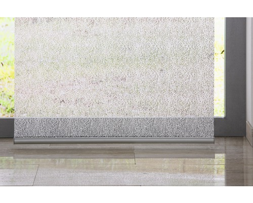 Fensterdekoration mit Muster für einen hellen Raum