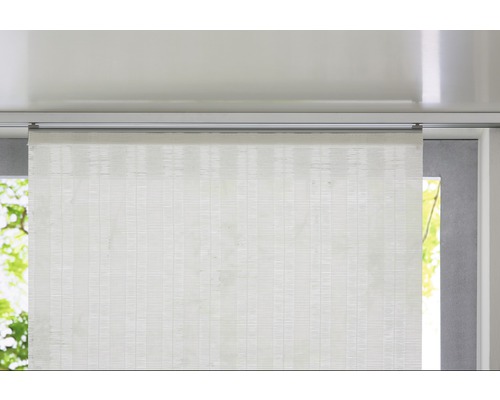 Schiebegardine mit horizontalem Streifenmuster am Fenster