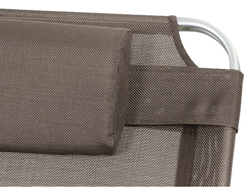 Detailaufnahme eines Liegestuhls mit Kopfkissen und silberfarbenem Rahmen