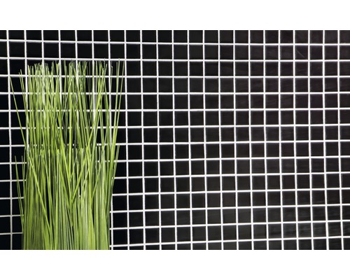 Dekorative grüne Gräser vor Mosaikfliesen