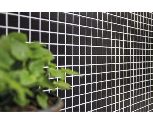 Wand mit kleinen, quadratischen, keramischen Mosaikfliesen