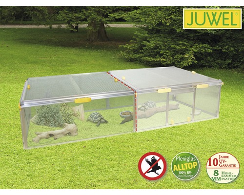 Freilandgehege für Schildkröten mit Plexiglasabdeckung und Belüftungsgittern im Garten. Juwel Logo. Symbol: Kein Zugriff für Greifvögel. Plexiglas Alltop Siegel. Siegel: 10 Jahre UV-Garantie.