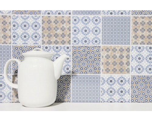 Fliesenwand mit orientalischem Muster und weißer Teekanne