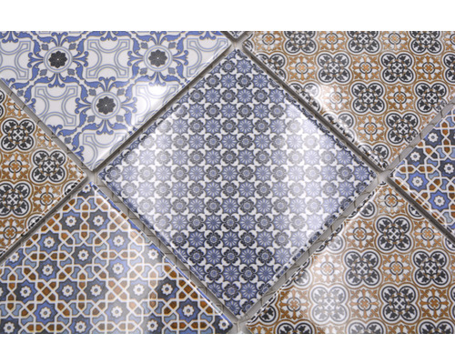 Fliesen mit floralem und geometrischem Muster