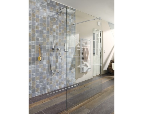 Badezimmer mit begehbarer Dusche mit Duschkopf, Handbrause, Duschrinne, beheiztem Handtuchhalter und gemusterter Wand
