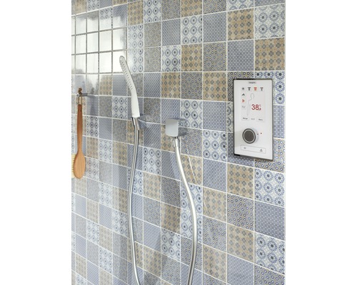 Duschszene mit Handbrause, Duscharmatur und digitaler Steuerung an einer gefliesten Wand.