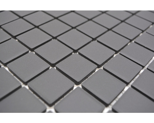 Fliesenmosaik mit quadratischen, matten Steinen