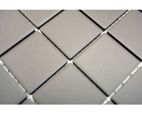 Nahaufnahme von quadratischen, grauen Mosaikfliesen