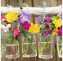 Dekoration mit Blumen in Gläsern an einem Ast