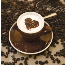 Tasse Kaffee mit Herz auf Untertasse und Kaffeebohnen