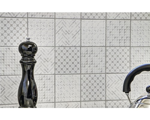 Wandfliesen mit geometrischen Mustern und Küchenutensilien