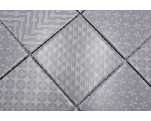 Nahaufnahme von Fliesen mit geometrischen Mustern