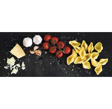 Stillleben mit Pasta, Tomaten, Käse und Knoblauch
