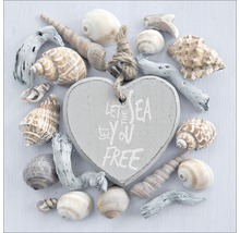 Herzförmige Dekoration mit der Aufschrift ''Let the Sea set you free'', umgeben von Muscheln und Treibholz.