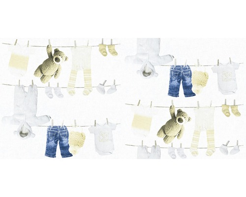 Babymode und Teddybär an einer Wäscheleine mit Wäscheklammern