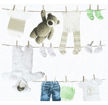 Babymode und ein Teddybär hängen an einer Wäscheleine