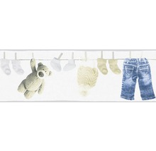 Wäscheleine mit Babykleidung und Teddybär
