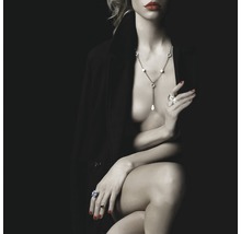 Frau mit Mantel, Halskette und Ringen