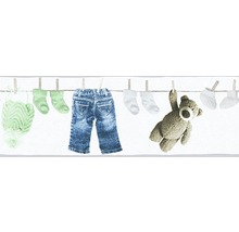 Illustration von Babykleidung und einem Teddybär an einer Wäscheleine